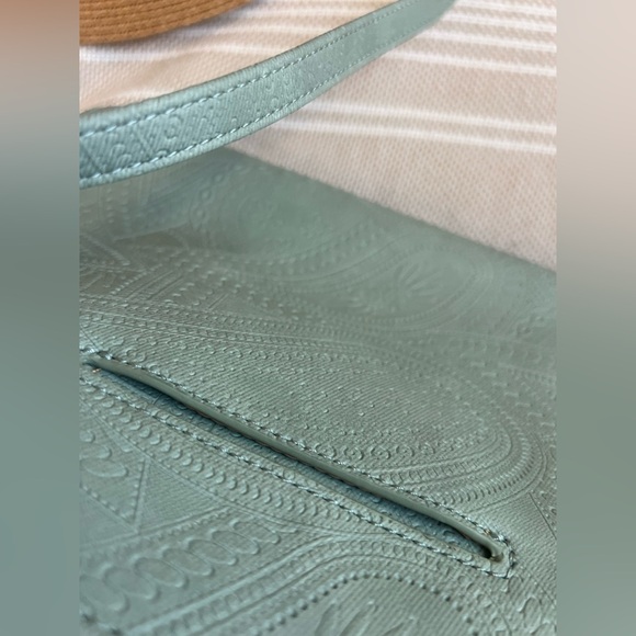 23 multisac embossed tooled purse bag seafoam mint green tons of pockets - Picture 4 of 7